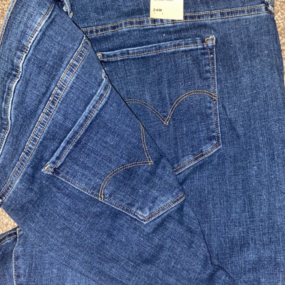24W Levi’s Shaping Capris